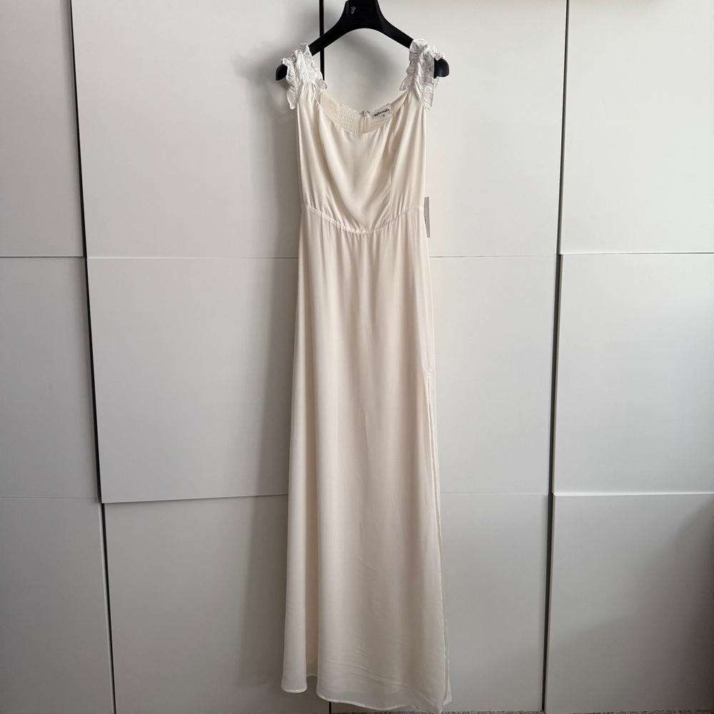 Elegant Off-Shoulder White Dress - Picture 4 of 6